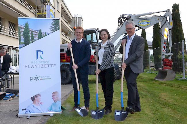 <b>Für neue Altersbetten in der Region</b>: Esther Waeber-Kalbermatten an der Grundsteinlegung zwischen Alain Perruchoud (rechts), Präsident von ProjetSanté und dem Gewinner des Architekturwettbewerbs Ludovic Schober.