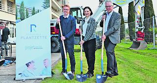Anfang gemacht. Esther Waeber-Kalbermatten inmitten von Alain Perruchoud (rechts), Pr&auml;sident von ProjetSant&eacute;, und dem Gewinner des Architekturwettbewerbs, Ludovic Schober.  