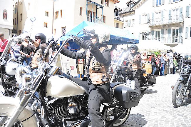 Stolz präsentieren die Fahrer ihre Bikes während des Ride-Ins.