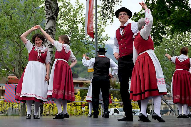 Die Trachtengruppe zeige traditionellen Tanz.