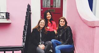 Fabienne Scotton (ganz rechts) mit Sei Joung aus S&uuml;dkorea und C&eacute;line aus der Schweiz im Londoner Stadtteil Notting Hill.