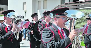 Neuer alter Look. Die &laquo;Alpina&raquo;, Wiler, marschierte zum ersten Mal in neuer Uniform. 