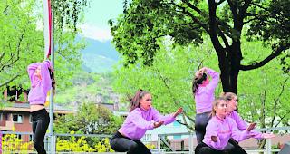 Ganz viel Bewegung. Eine der zahlreichen Oberwalliser Tanzgruppen: &laquo;Tshenga&raquo; bei dem Projekt &laquo;Copy-recreate-paste&raquo;. 