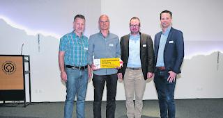 Die Preistr&auml;ger. Von links: Daniel Roten (Gemeindepr&auml;sident Randa), Leo J&ouml;rger (Initiant der H&auml;ngebr&uuml;cke), Paul Summermatter (Gemeinderat Randa) und Michael Roschi (Gesch&auml;ftsleiter Schweizer Wanderwege). 