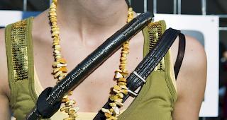 Die Schweizer Firma stellte aus dem Steinpulver esoterische Armb&auml;nder, Halsketten und Ohrringe her. (Symbolbild)