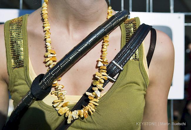 Die Schweizer Firma stellte aus dem Steinpulver esoterische Armbänder, Halsketten und Ohrringe her. (Symbolbild)