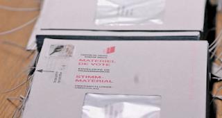 Entwendet. Abstimmungscouverts im Stapel. Nicht alle kamen bei den Wahlen 2017 in den Gemeinden Brig-Glis, Naters und Visp von den erw&uuml;nschten Absendern.  