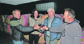 Premiere. Am Freitag und Samstag macht auch das Rebgut Bielen in Gampel zum ersten Mal bei den Tagen der offenen Kellereien mit. Von links: Elmar Schnyder (Kellermeister), Petra Carlen (Werbung), David Schnyder (Gesch&auml;ftsf&uuml;hrer) und Antonio Jos&eacute; Morais (Rebmeister). 