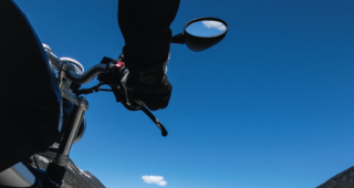 Mit einer Kampagne mahnt die Kantonspolizei Motorradfahrer und Automobilisten zu besonderer Vorsicht.