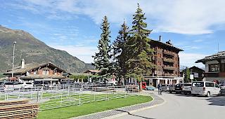 Die drei alten Tannen auf dem Dorfplatz in Gr&auml;chen&thinsp;&hellip;