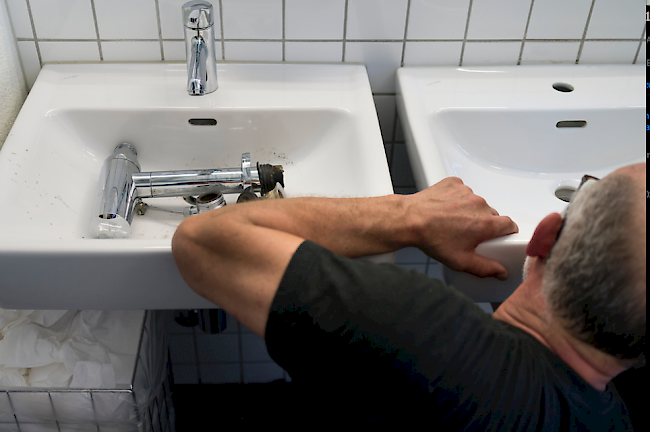 Seit Mitte April 2018 ereigneten sich im Wallis vier Trickdiebstähle. Unter dem Vorwand, einen Wasserschaden zu beheben, gelangte der Täter jeweils in die Wohnungen. (Symbolbild)