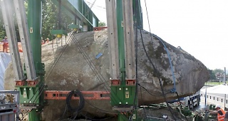 Ein fast 400 Tonnen schwerer Findling ist am Mittwoch in Muri bei Bern verschoben worden. 