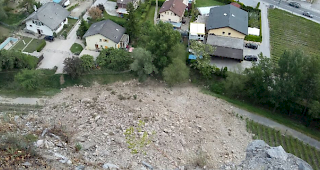 Die abgebrochenen Felsmassen kamen erst unmittelbar vor Wohnh&auml;usern zum Stillstand.