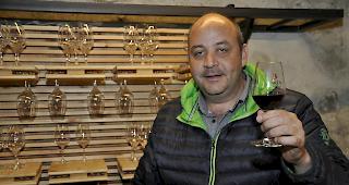 Daniel Varonier, Pr&auml;sident Genossenschaft Pro Varen, hier im Carnotzet des B&B zum Schleif.