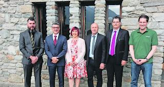 Alter und neuer Rat. Daniel Perrig, neu gew&auml;hlter Meier; Edgar Kuonen, abtretender Meier; Marlies Michlig, Schreiberin; Andreas Luggen, Vogt; Amad&eacute; Blatter, Weibel; Herbert Luggen, neu gew&auml;hlter Grunderrat (von links). Es fehlt auf dem Bild Michaela Nanzer, neu gew&auml;hlte Grunderr&auml;tin.  