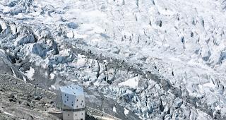 Die Unfallstelle. Die Monte-Rosa-H&uuml;tte auf 2883 m&uuml;.M. mit den gut sichtbaren Gletscherspalten im Hintergrund. 