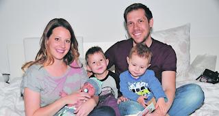 In freudiger Erwartung. Isabelle Andres Willa h&auml;lt Lukas im Arm. Manuel strahlt derweil in die Kamera und Simon sitzt auf Papa Stefans Schoss und schaut sich ein B&uuml;chlein an. 