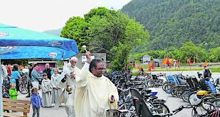 Fahrbereit. Pfarrer James Kachappilly bei der Einsegnung der Velos. 