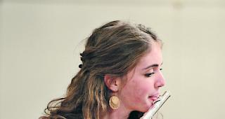 Ausgezeichnet. Querfl&ouml;tistin Elena Locher: ausgezeichnet gespielt. 