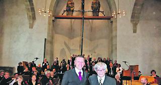 Augustinerkirche Z&uuml;rich. Chor und Orchester, mit denen Dirigent Andreas Meier (links) die stark applaudierte Urauff&uuml;hrung von zwei Kirchenmusik-Werken von Eugen Meier (rechts) leitete.  