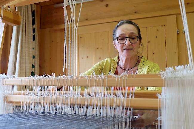 Helga Jossen am Webstuhl des Vereins Rosengang in Reckingen