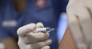 Bei einer Pandemie und bei knapper werdenden Impfstoffen w&auml;re es am effektivsten, wenn j&uuml;ngere Personen den Vorrang vor &auml;lteren Patienten bekommen (Symbolbild).  

