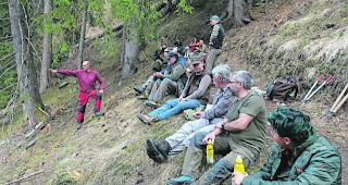 Hegetag. Revierf&ouml;rster Fredi Zuberb&uuml;hler weist auf die besondere Bedeutung eines vitalen Schutzwaldes hin.  