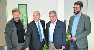 Gut aufgestellt. St&eacute;phane Pannatier, Verwaltungsdirektor FernUni Schweiz; Wilhelm Schnyder, Pr&auml;sident FernUni Schweiz; Michael Zurwerra, Rektor Fernfachhochschule Schweiz; und Dr. Damien Carron, Akademischer Direktor FernUni Schweiz (von links); in den B&uuml;ros an der &Uuml;berlandstrasse 12 in Brig. 