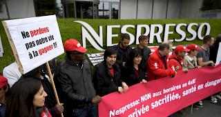 Am Dienstag haben Nespresso-Mitarbeiter mit ihren Familien in Lausanne demonstriert. 