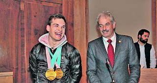 Strahlen. Th&eacute;o Gm&uuml;r (links) und Diego Wellig freuten sich &uuml;ber den Applaus der Grossr&auml;te. 