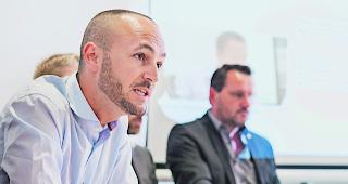 Grobes Gesch&uuml;tz aufgefahren. SP-Nationalrat Mathias Reynard und Jean-Marie Bornet (im Hintergrund) kritisierten die Olympia-Kandidatur &laquo;Sion 2026&raquo; scharf. 