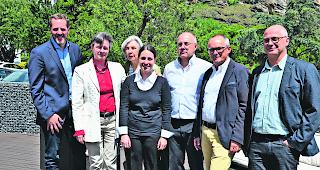 Erhoffen sich wichtige Erkenntnisse. Die &Auml;rzte und Apotheker hinter dem Projekt &laquo;PPI  &ndash;  less is more together&raquo;: Alain Guntern, Pr&auml;sident pharmavalais, Monique Lehky Hagen, Pr&auml;sidentin Walliser &Auml;rztegesellschaft, Marie-Jos&egrave;phe Rey, Cornelia Biner, Pierre Arnold, Ren&eacute; Julen und Pierre-Alain Buchs (von links). 