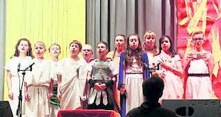 Inbr&uuml;nstig. Nach viel Vorbereiten und &Uuml;ben gings auf die B&uuml;hne. 