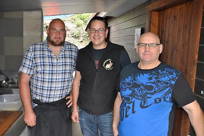 Bruno Manz, Präsident Kaninchenzucht Verein Brig-Glis, Hüttenwart Daniel Jossen und Helfer Michael Eggel sind in der Kantine im Einsatz. 