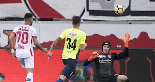 Cunha lupft den Ball &uuml;ber Thun-H&uuml;ter Faivre zum 0:2, der Brasilianer erwies sich mit drei Treffern als Matchwinner.