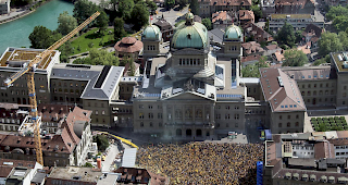 Grosser Aufmarsch. Auf dem Bundesplatz versammelten sich am Sonntag weit &uuml;ber 20'000 YB-Fans, um den ersten Schweizer Meistertitel seit 32 Jahren zu feiern.
