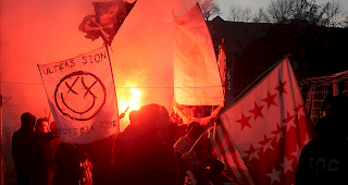 Pyrotechnika. Vor und nach dem Spiel zwischen dem FC Thun und dem FC Sitten sind drei Personen durch Knallpetarden verletzt worden. (Archivbild)