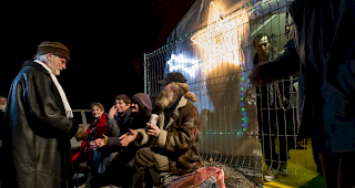 Pfarrer Ernst Sieber begr&uuml;sst Obdachlose und G&auml;ste im Pfuusbus.