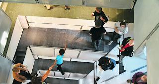 Verwirrend. Eine Arbeit des Fotografen Olivier Lovey: Verwirrend die Optik, die er mit dem auf dem Boden aufgetragenen Foto der Turmtreppen im Schloss Leuk erzeugt. 