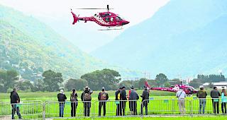 Flugshow. Nebst einem Super Puma, einer Hamilton sowie einem Flying Bull war auch die Flotte der Air Zermatt in der Luft zu bestaunen. 