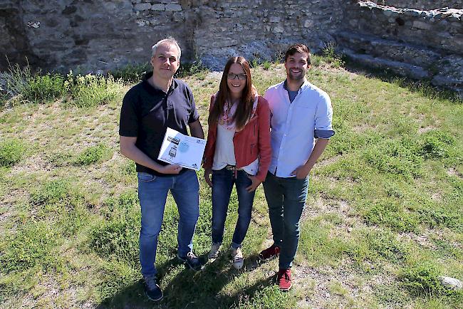 Pierre-Alain Kummer (Pro Castellione), Nadine Lory (CEO Raron-Niedergesteln Tourismus) und Christian Kalbermatter (Pro Castellione) auf dem Trail.