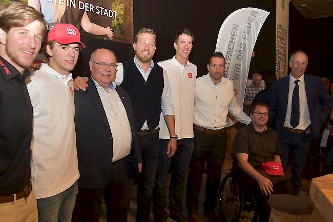 Fernando Heynen, Nico Hischier, Niklaus Furger, Moderator Andy Varonier, Ramon Zenhäusern, Silvan Zurbriggen, Hans-Jörg Arnold und Werner Augsburger (von links).