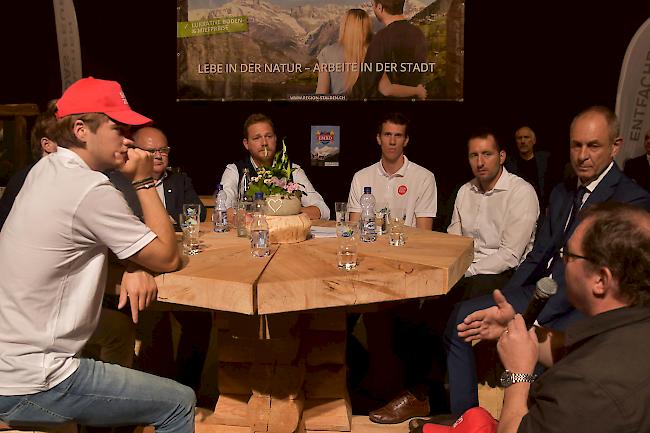 Die Diskussionsteilnehmer am runden Tisch, hier bei einem Votum von Arnold (rechts).