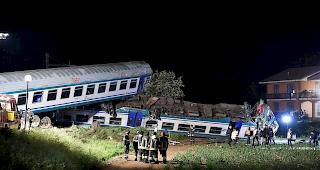 Zugungl&uuml;ck. Bei einem Bahn&uuml;bergang in der N&auml;he von Turin stiess am Donnerstag ein Regionalzug mit einem Sattelschlepper zusammen. Zwei Menschen sind ums Leben gekommen, weitere 20 Personen wurden verletzt.