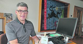 Bald kostet&rsquo;s. Gemeindepr&auml;sident Edgar Kuonen pr&auml;sentiert einen der einzubauenden Wasserz&auml;hler. 