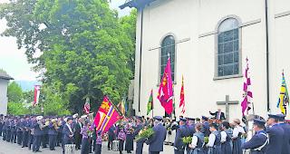 Bezirksfahne. Feierliche &Uuml;bernahme durch die MG &laquo;Viktoria&raquo;. 