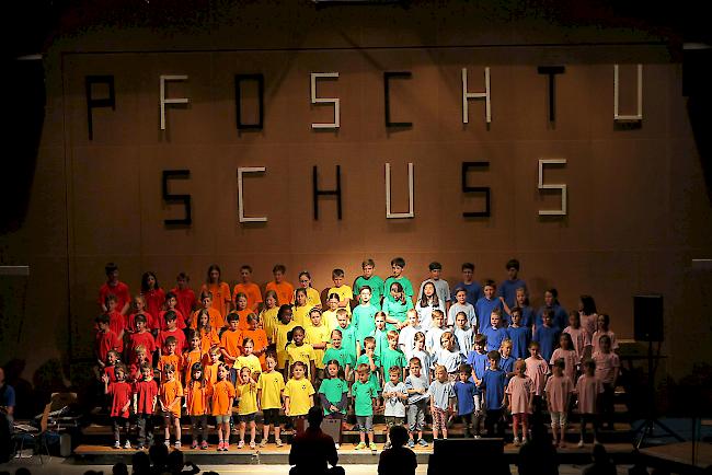 In den Regenbogenfarben sagen alle Schülerinnen und Schüler vom Kindergarten bis zur sechsten Klasse mit.