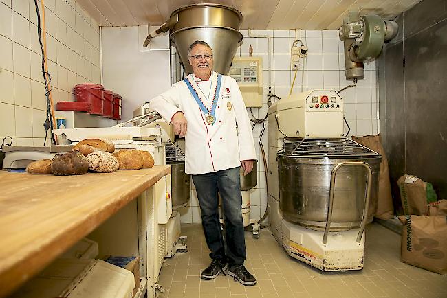 Ritter des guten Brotes. Josef «Schosi» Schwarz ist noch bis nächste Woche in der Backstube seines Geschäfts anzutreffen.