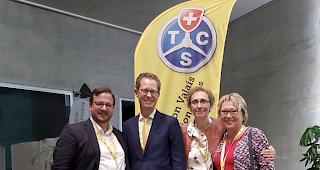 92. GV der Sektion Wallis des TCS (v.l.): Vizepr&auml;sident Philipp Matthias Bregy, Simon Fluri, Pr&auml;sidentin Fabienne Bernard sowie Ruth Bornet. 