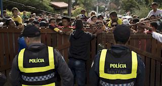 Hunderte Fans warten auf die brasilianischen Nationalmannschaft.